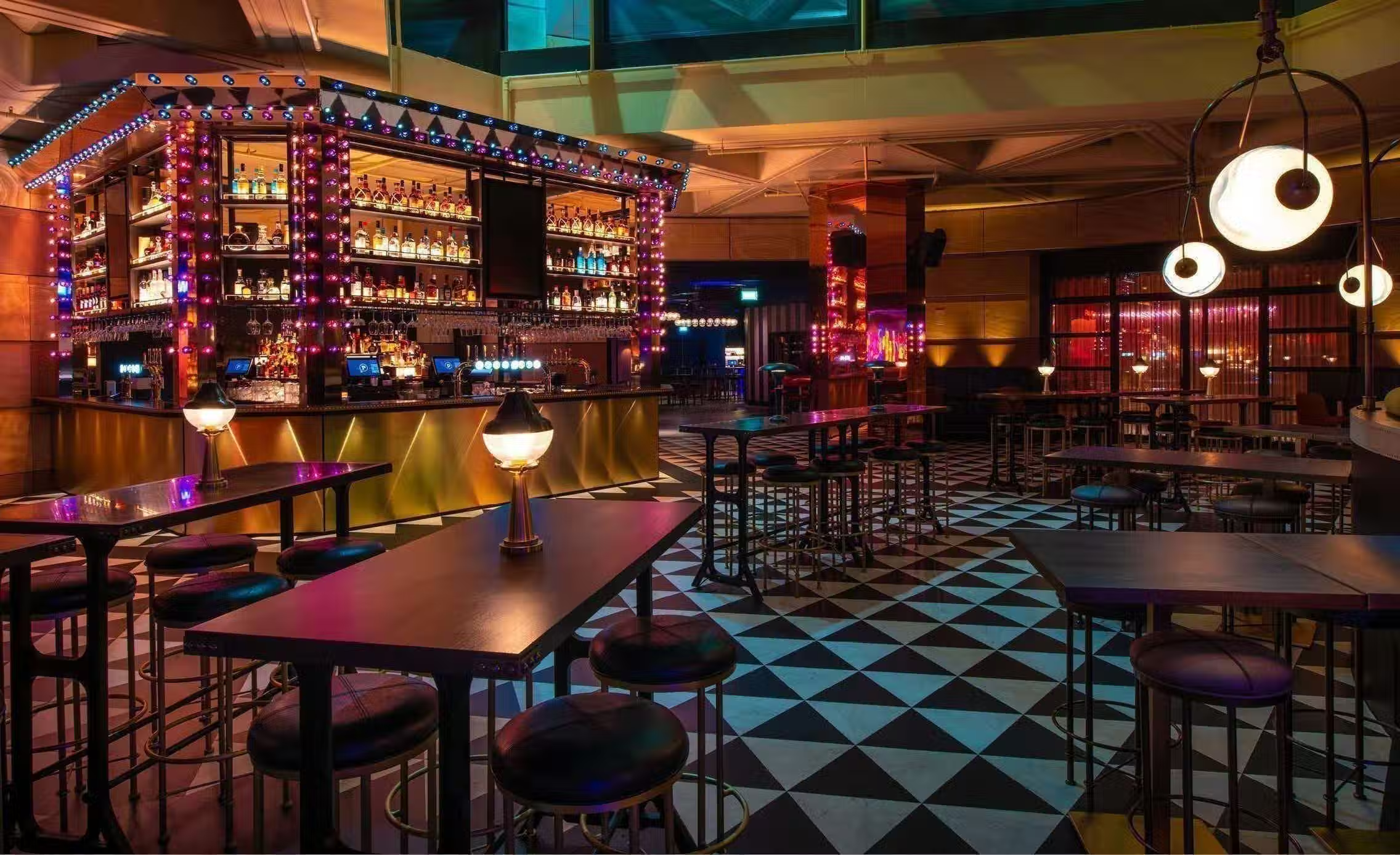 Restaurant, Puttshack Bank